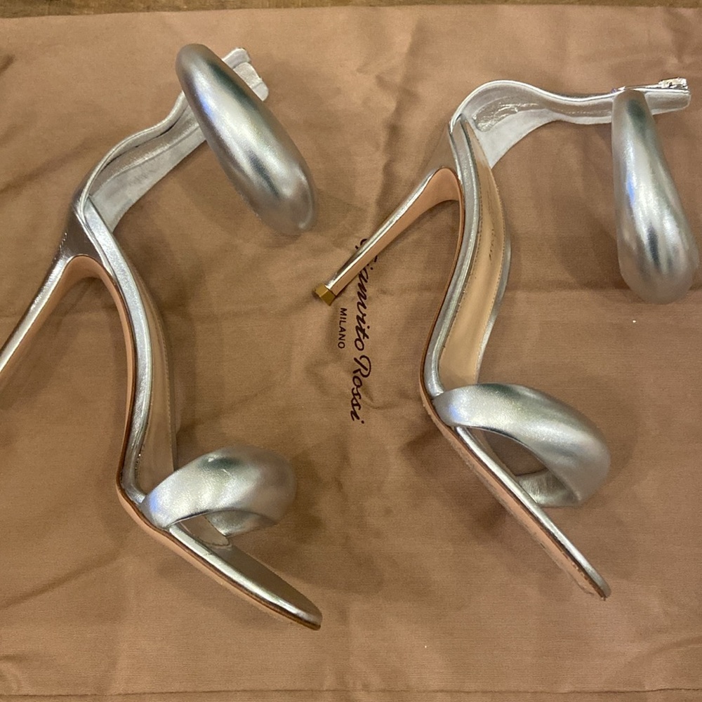 Gianvito Rossi
105mm Nappa Silk California
NMS21_X5MJ9
Size: 8B
Color: Silver - Picture 4 of 5